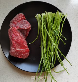 香菜梗炒牛肉的做法步骤：1