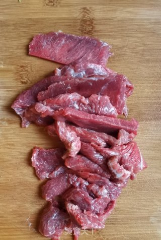 香菜梗炒牛肉的做法步骤：2
