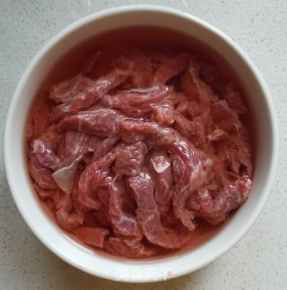 香菜梗炒牛肉的做法步骤：3