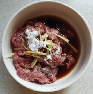 香菜梗炒牛肉的做法步骤：5