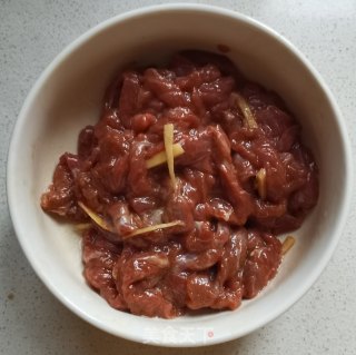 香菜梗炒牛肉的做法步骤：6
