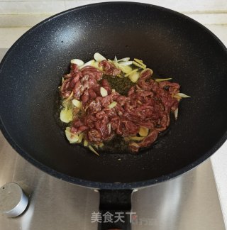 香菜梗炒牛肉的做法步骤：9