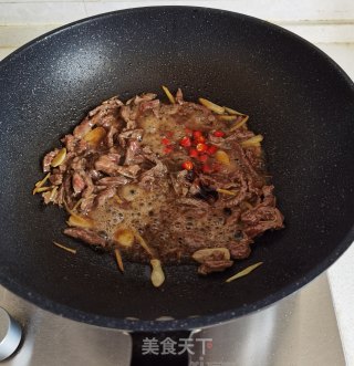 香菜梗炒牛肉的做法步骤：10