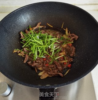 香菜梗炒牛肉的做法步骤：11