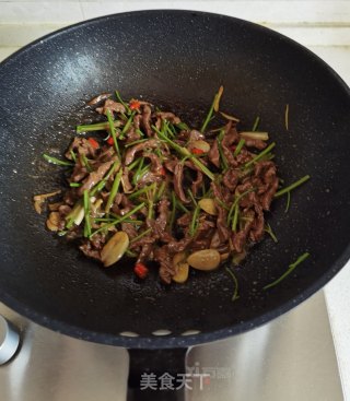 香菜梗炒牛肉的做法步骤：12