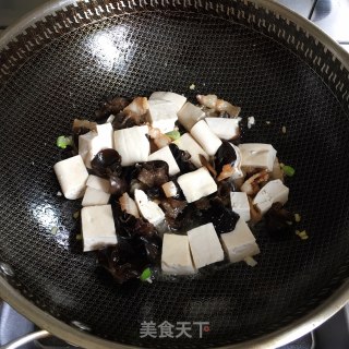 油菜木耳豆腐汤的做法步骤：2