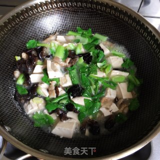 油菜木耳豆腐汤的做法步骤：5