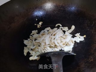 青椒炒油渣的做法步骤：1