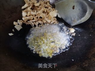 青椒炒油渣的做法步骤：2