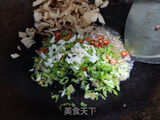 青椒炒油渣的做法步骤：3