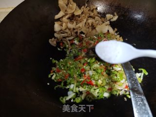 青椒炒油渣的做法步骤：4