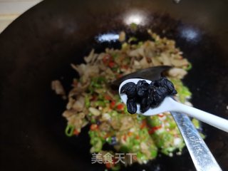 青椒炒油渣的做法步骤：5