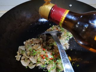 青椒炒油渣的做法步骤：6