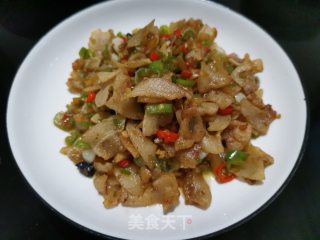 青椒炒油渣的做法步骤：7