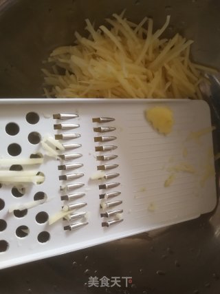 炝拌土豆丝的做法步骤：2