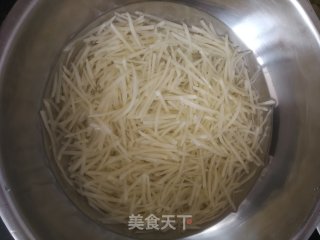 炝拌土豆丝的做法步骤：3