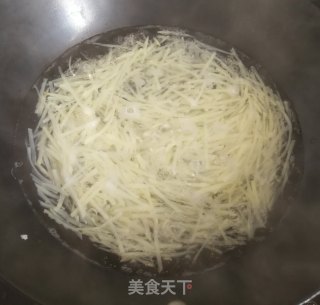 炝拌土豆丝的做法步骤：4