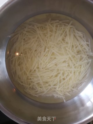 炝拌土豆丝的做法步骤：5