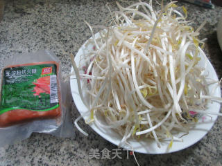 烤火腿炒绿豆芽的做法步骤：1