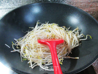 烤火腿炒绿豆芽的做法步骤：3