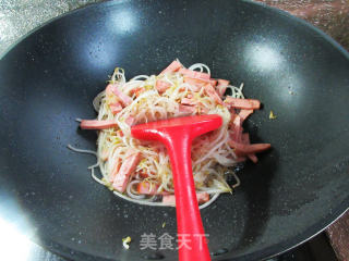 烤火腿炒绿豆芽的做法步骤：7