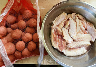 干锅鸡翅土豆的做法步骤：1