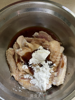 干锅鸡翅土豆的做法步骤：2