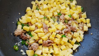米饭杀手肉末土豆的做法步骤：9