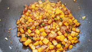 米饭杀手肉末土豆的做法步骤：10