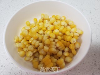 玉米粒炒洋葱土豆的做法步骤：2