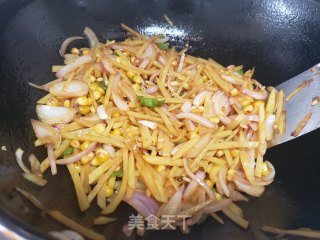 玉米粒炒洋葱土豆的做法步骤：6