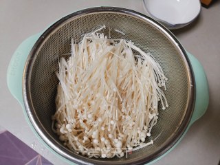 金针菇肥牛汤的做法步骤：1