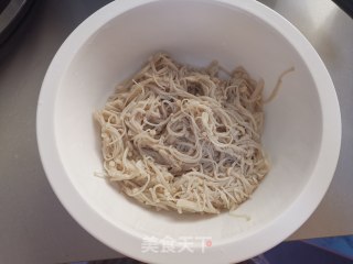 金针菇肥牛汤的做法步骤：2
