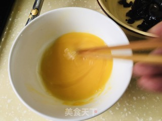 绿甘蓝木耳炒鸡蛋的做法步骤：1