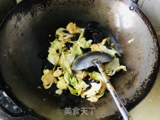 绿甘蓝木耳炒鸡蛋的做法步骤：7