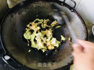 绿甘蓝木耳炒鸡蛋的做法步骤：8