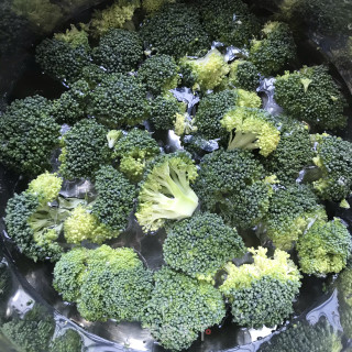 白灼西兰花的做法步骤：1