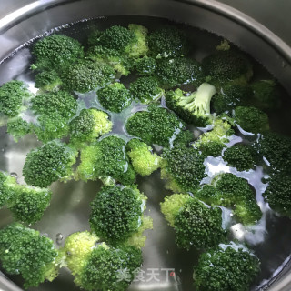 白灼西兰花的做法步骤：2