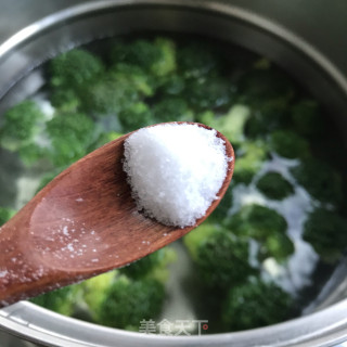 白灼西兰花的做法步骤：3