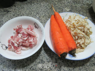 五花肉胡萝卜炒千张丝的做法步骤：1