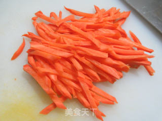 五花肉胡萝卜炒千张丝的做法步骤：2