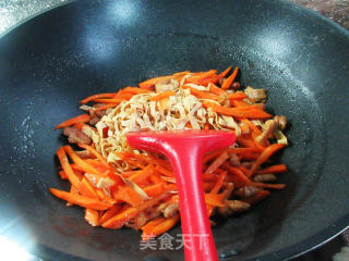 五花肉胡萝卜炒千张丝的做法步骤：8
