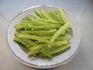 鲜味拌苦瓜的做法步骤：2