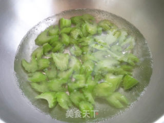 西芹腰果的做法步骤：2