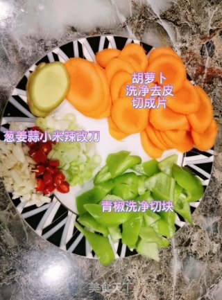 炒海鲜菇的做法步骤：1