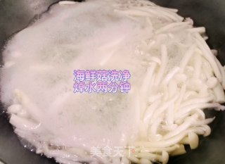 炒海鲜菇的做法步骤：3