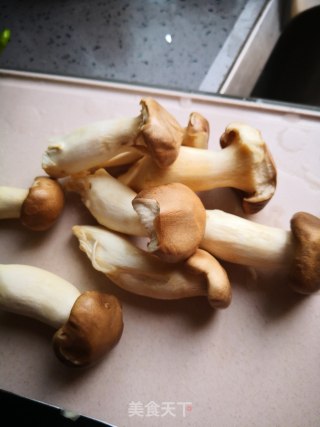 杏鲍菇辣椒炒蛋的做法步骤：1