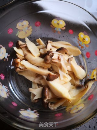 杏鲍菇辣椒炒蛋的做法步骤：4