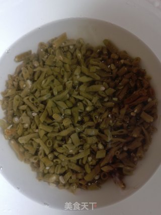 老干妈炒酸豇豆的做法步骤：1