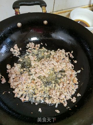 老干妈炒酸豇豆的做法步骤：2